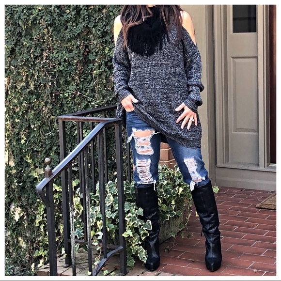 ✨LAST ONE ✨Loose fit cold shoulder pepper sweater - Picture 2 of 7